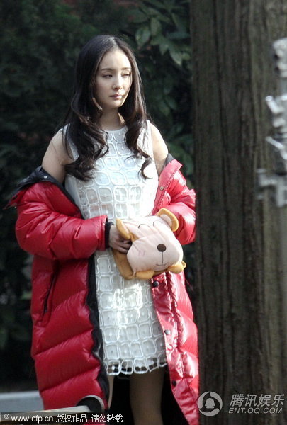 组图:杨幂寒冬裹羽绒服仍露肩 脸色憔悴显疲惫
