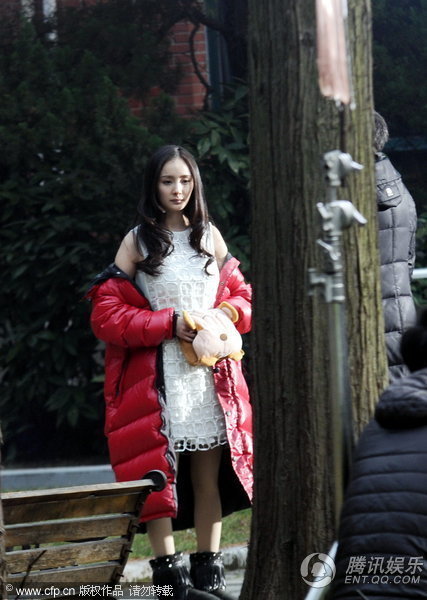 组图:杨幂寒冬裹羽绒服仍露肩 脸色憔悴显疲惫